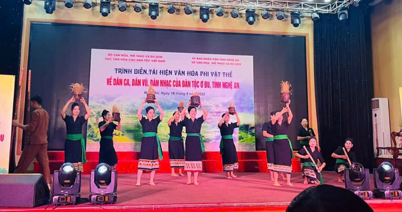 Bảo tồn và phát huy các giá trị văn hóa truyền thống tốt đẹp của các dân tộc gắn với phát triển du lịch.