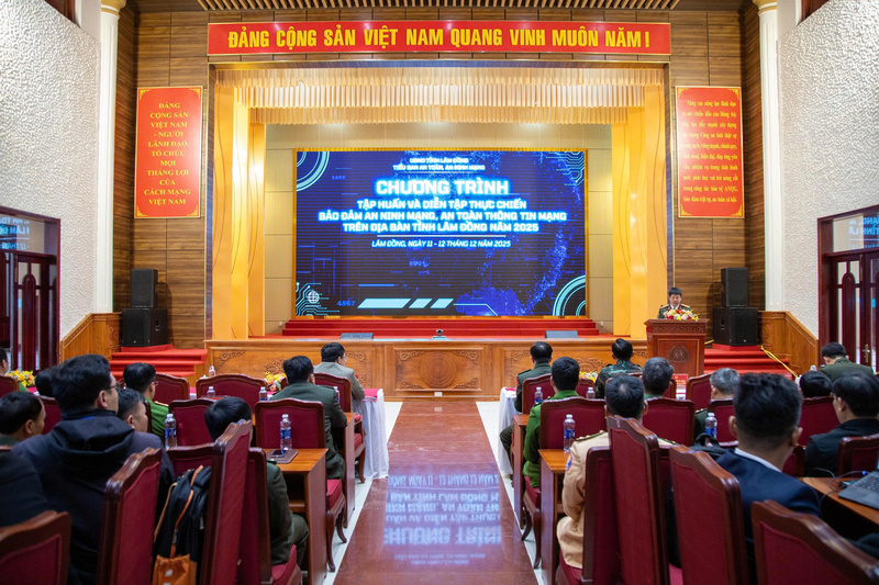 Quang cảnh Lễ khai mạc Chương trình tập huấn và diễn tập bảo đảm an ninh mạng, an toàn thông tin mạng tỉnh Lâm Đồng năm 2025. Ảnh: ĐVCC
