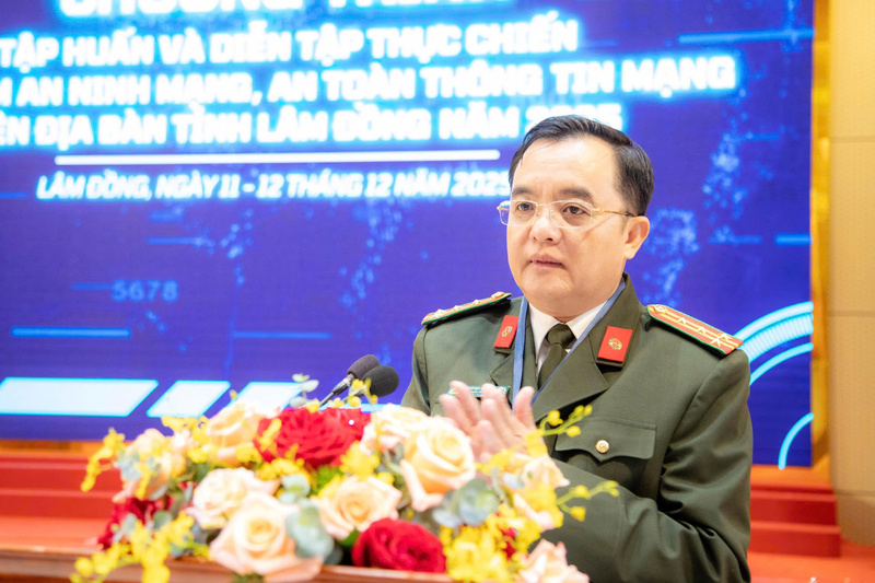 Đại tá Huỳnh Ngọc Liêm, Ủy viên Ban Thường vụ Đảng ủy, Phó Giám đốc Công an tỉnh Lâm Đồng, Đội trưởng Đội ứng cứu sự cố an toàn thông tin mạng tỉnh, Phó Trưởng Ban Tổ chức tập huấn và diễn tập phát biểu khai mạc. Ảnh: ĐVCC