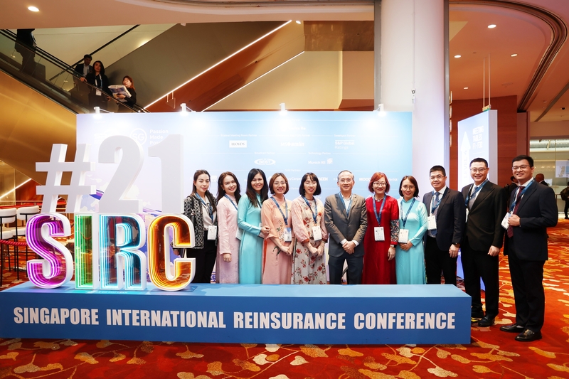 Ban lãnh đạo Bảo hiểm PVI chụp ảnh lưu niệm tại Hội nghị Tái bảo hiểm Quốc tế Singapore