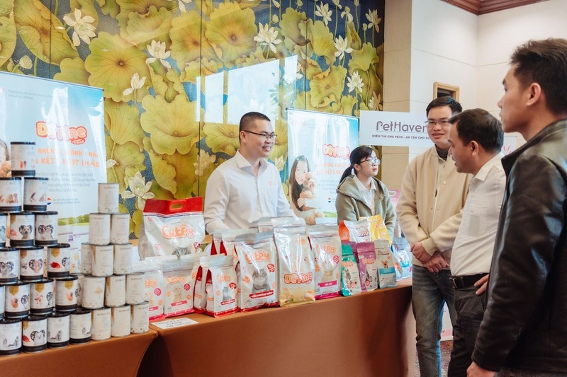 Một gian hàng giới thiệu sản phẩm tại "Petfair Vietnam talk series - Thị trường thú cưng Việt Nam: Từ xu hướng đến cơ hội".