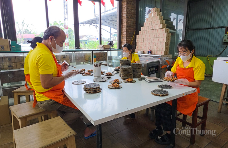 Dù phải tăng ca nhưng quy trình nấu kẹo vẫn phải tuân thủ nghiêm ngặt bí quyết truyền thống để giữ được độ dẻo, độ giòn và mùi thơm đặc trưng.