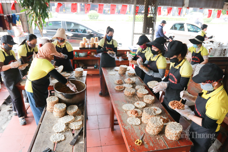 Những tháng cuối năm, đặc sản kẹo cu đơ Hà Tĩnh, món quà mộc mạc nhưng giàu hương vị truyền thống đang trở thành mặt hàng "đắt khách", khiến các cơ sở sản xuất phải tăng tốc, huy động tối đa nhân lực để đáp ứng nhu cầu thị trường.