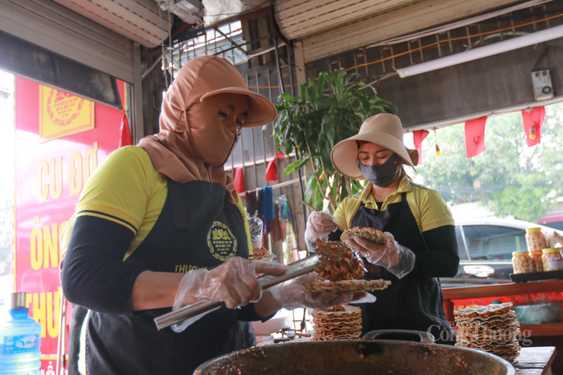 Để kịp thời giao hàng, cơ sở Thư Viện phải huy động một lượng lao động lớn. "Chúng tôi phải huy động tới 30 công nhân làm việc liên tục, tăng ca từ 6 giờ sáng đến 22 giờ đêm", bà Hương chia sẻ thêm.