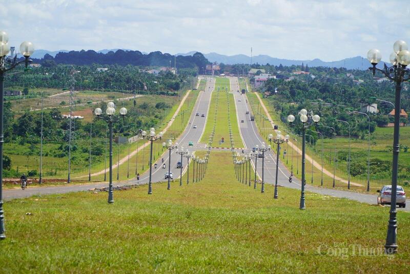 Đường Võ Nguyên Giáp kết nối trung tâm phường Buôn Ma Thuột và cảng hàng không Buôn Ma Thuột. Ảnh: Vũ Long
