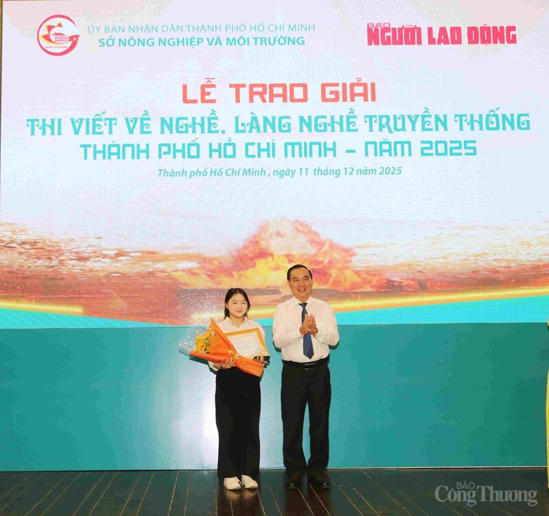 Phó Giám đốc Sở Nông nghiệp và Môi trường TP. Hồ Chí Minh Nguyễn Văn Đa trao giải Nhất cho tác giả Thảo Vân với tác phẩm "Giữ lửa lò gốm giữa lòng phố thị".