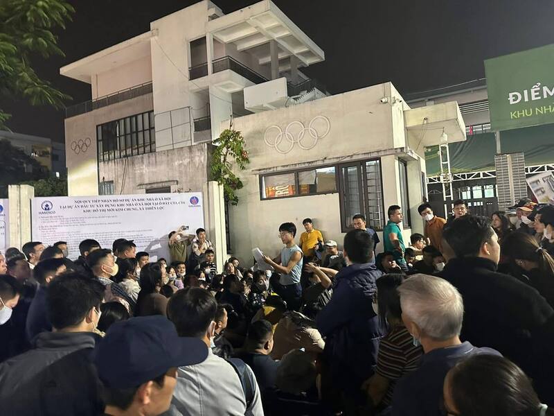 Người dân xếp hàng nộp hồ sơ Dự án nhà ở xã hội CT3 - CT4 Kim Chung, xã Thiện Lộc, TP. Hà Nội. Ảnh: MH