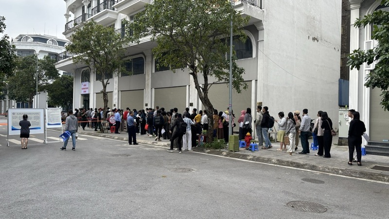 Người dân xếp hàng nộp hồ sơ mua nhà ở xã hội Calyx Residence tại xã Đông Anh, TP. Hà Nội. Ảnh: Thanh Vũ