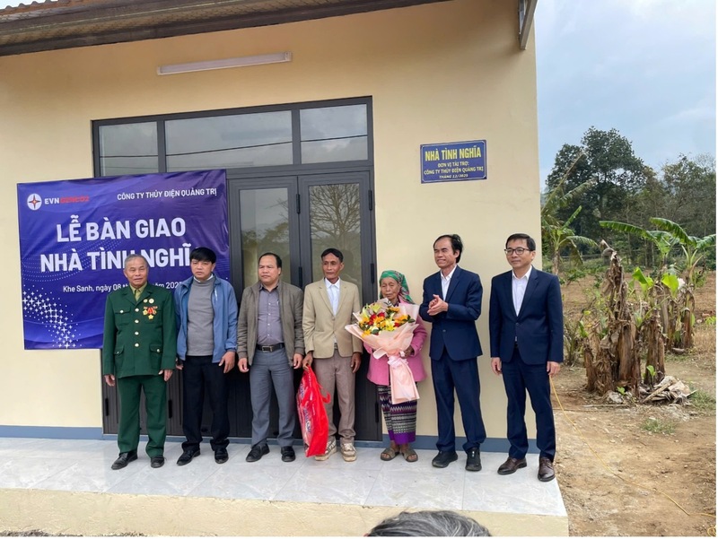 Đồng chí Nguyễn Thanh Hùng (thứ 2 từ phải qua), Giám đốc Công ty TĐQT và lãnh đạo chính quyền địa phương bàn giao nhà tình nghĩa cho bà Hồ Thị Xíp