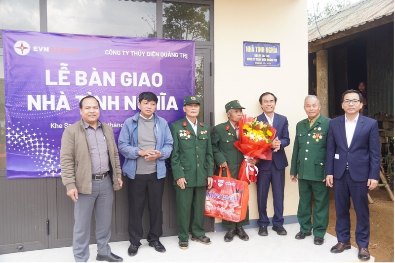 Lãnh đạo Công ty và lãnh đạo chính quyền địa phương bàn giao nhà tình nghĩa cho ông Hồ Tà Luối