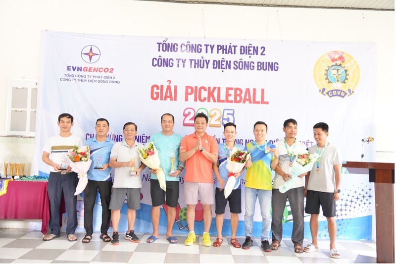 Ông Ngô Việt Hưng, Phó Tổng giám đốc EVNGENCO2 trao giải cho các cặp vận động viên đạt giải nội dung trình B.