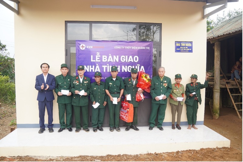 Đồng chí Nguyễn Thanh Hùng, Giám đốc Công ty tặng quà đến người có công với cách mạng