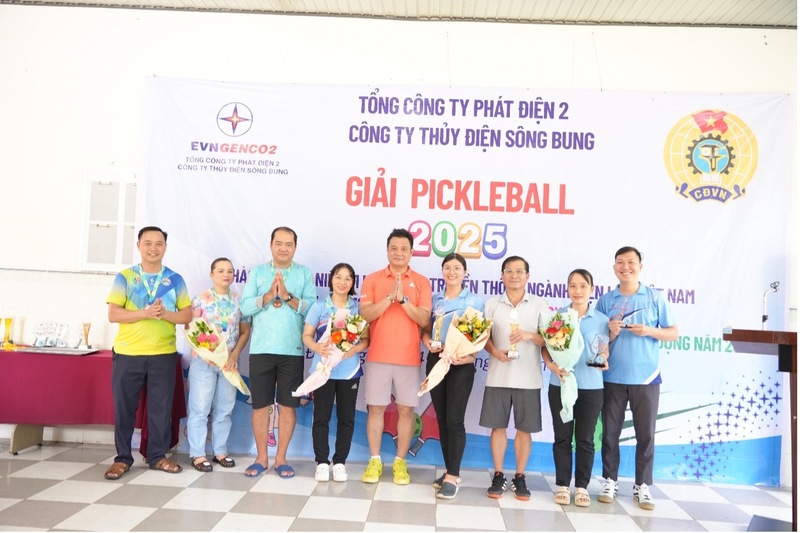 Ông Ngô Việt Hưng, Phó Tổng giám đốc EVNGENCO2 trao giải cho các cặp vận động viên đạt giải nội dung đôi nam nữ.