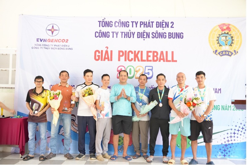 Ông Nguyễn Thành Trung, Giám đốc Công ty Thủy điện Sông Bung trao giải cho các cặp vận động viên đạt giải tại nội dung trình A.