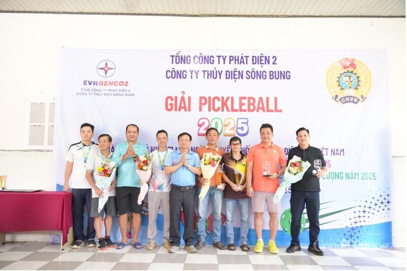 Ông Vương Thành Chung, Phó Giám đốc, Chủ tịch Công đoàn công ty trao giải cho các vận động viên đạt giải tại nội dung cho lãnh đạo và vận động viên trình A.