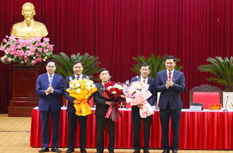 Lãnh đạo tỉnh tặng hoa chúc mừng ông Thái Văn Thành (thứ 4 từ trái sang). Ảnh: Cổng thông tin điện tử tỉnh Nghệ An