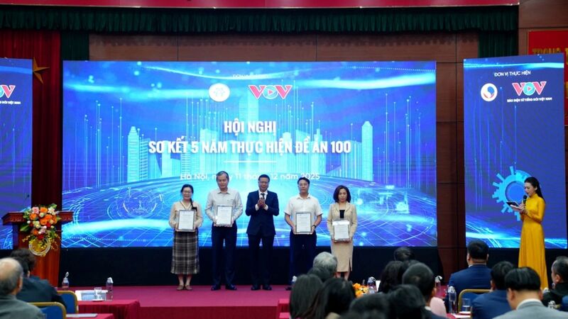 Thứ trưởng Bộ Khoa học và Công nghệ Lê Xuân Định trao giấy chứng nhận truy xuất nguồn gốc cho các đơn vị, địa phương, doanh nghiệp. Ảnh: TT