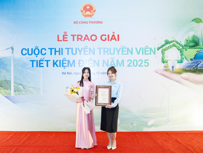 Bà Vũ Thị Minh Lý, đại diện VETS nhận giải cuộc thi. Ảnh: NVCC