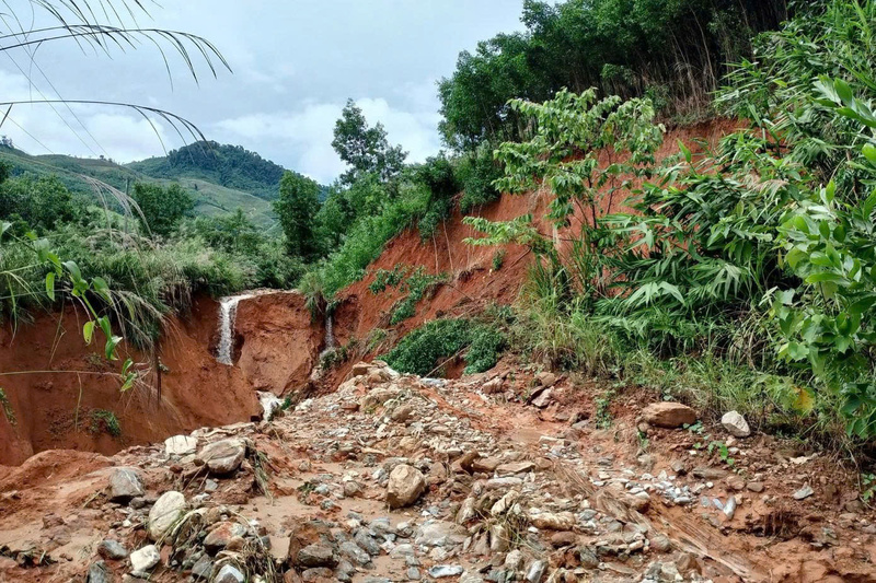Mưa lũ đã làm nhiều tuyến đường đứt gãy hoàn toàn