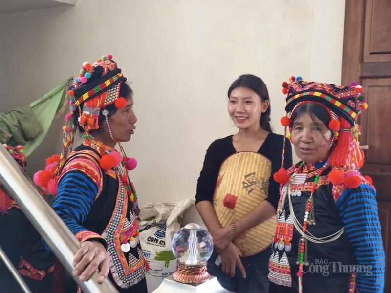 Người dân bản Nó La, xã Thu Lũm tràn ngập niềm vui trong ánh sáng điện lưới quốc gia.