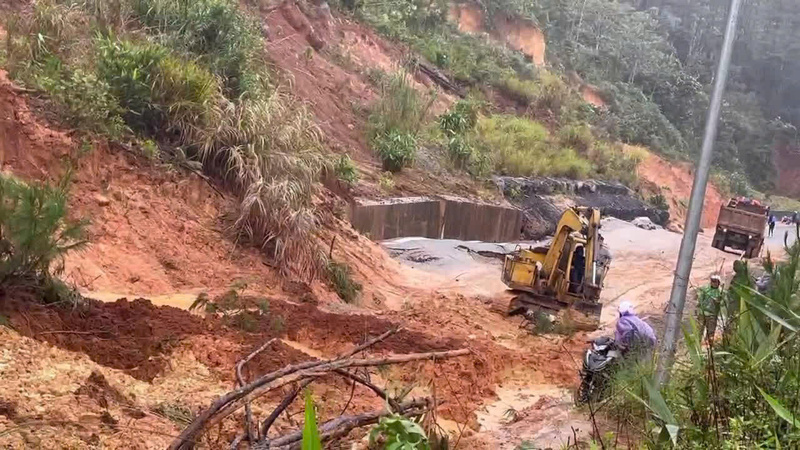 Nhiều đoạn có khối lượng đất đá đổ xuống lớn khiến cho việc khắc phục gặp nhiều khó khăn