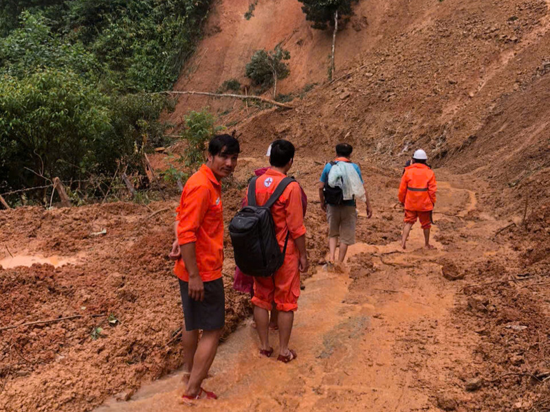 Bay Hung Trinh ve meslektaşları, fabrikaya ulaşmak için heyelanlardan etkilenen dağ yollarından 10 km'den fazla yol kat ettiler. Fotoğraf: Röportaj yapılan kişi tarafından sağlanmıştır.
