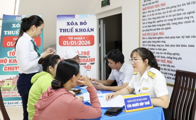 Cơ quan thuế hỗ trợ người dân kê khai thuế. Ảnh: Nguyễn Duy