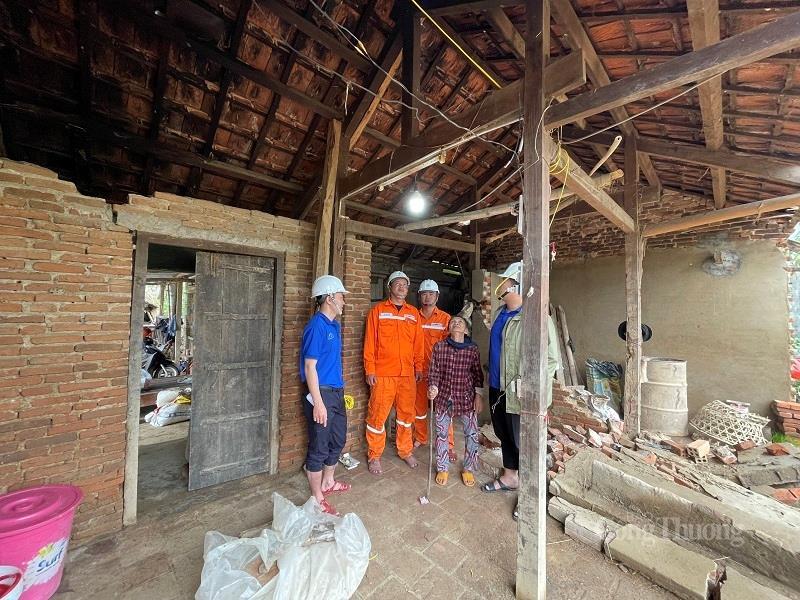 PC Đắk Lắk đồng hành cùng "Chiến dịch Quang Trung" với mục tiêu "Khôi phục nhà tới đâu, điện có tới đó". Ảnh: Hồng Phong