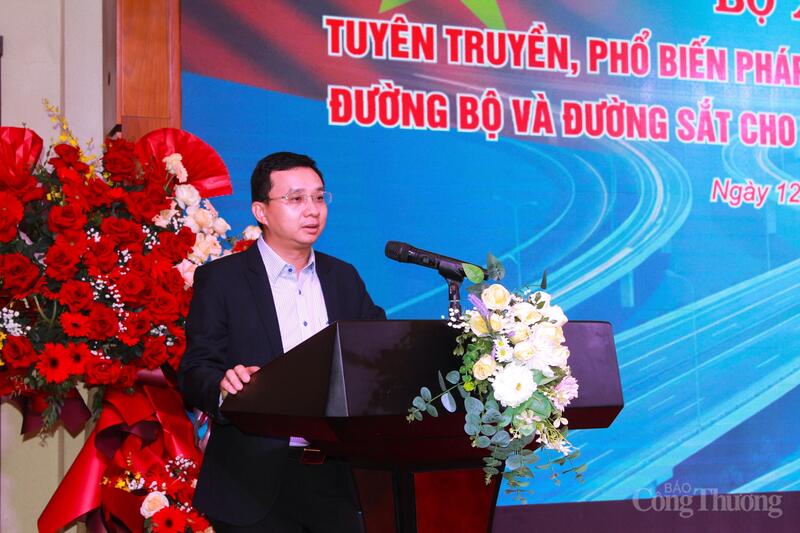 Ông Nguyễn Tuấn Ngọc Tú, Phó Vụ trưởng Vụ Vận tải và An toàn giao thông (Bộ Xây dựng) phát biểu tại hội nghị.