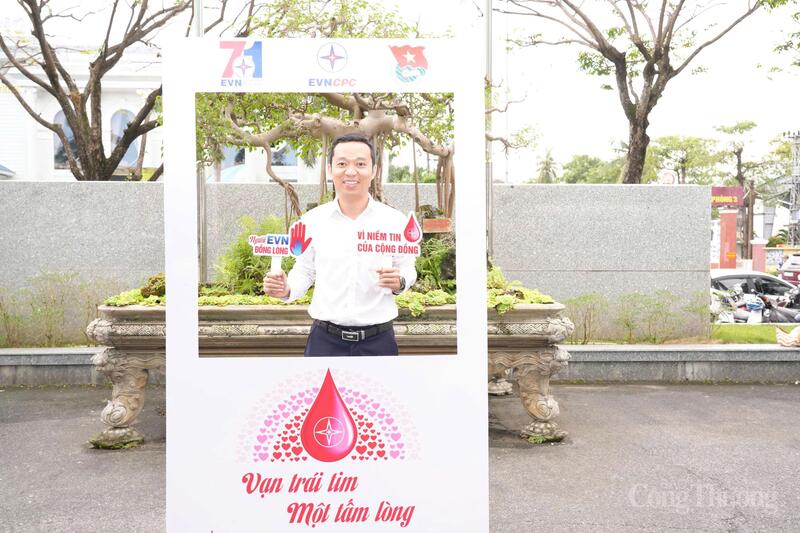 Sayın Pham Hung Trinh, 12 Aralık sabahı gönüllü olarak kan bağışında bulunduktan sonra.