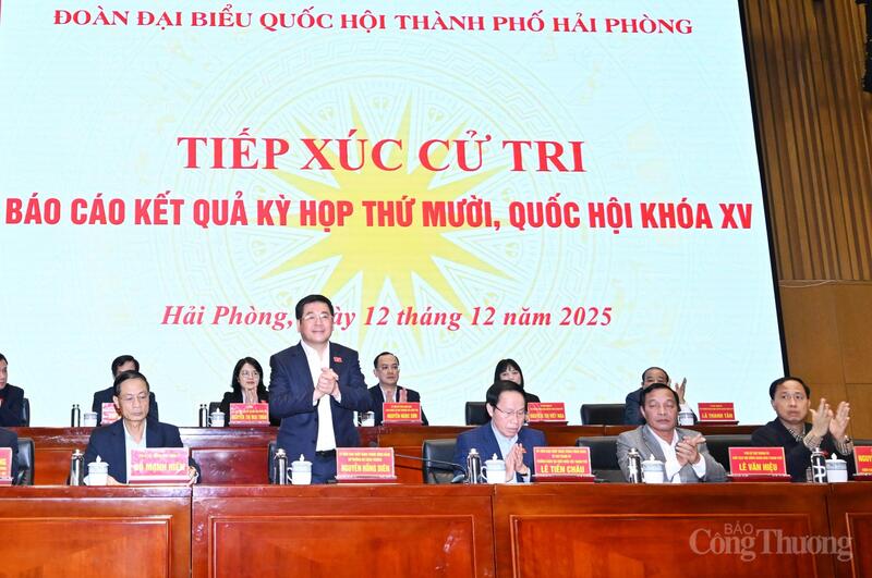 Đồng chí Nguyễn Hồng Diên, Uỷ viên Trung ương Đảng, Bộ trưởng Bộ Công Thương tham gia buổi tiếp xúc cử tri tại thành phố Hải Phòng.