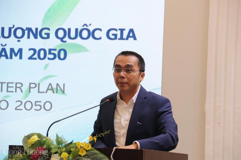 Ông Lê Việt Cường - Phó Viện trưởng Viện Năng lượng trình bày các nhóm giải pháp thực hiện Quy hoạch tổng thể năng lượng quốc gia tại hội thảo.