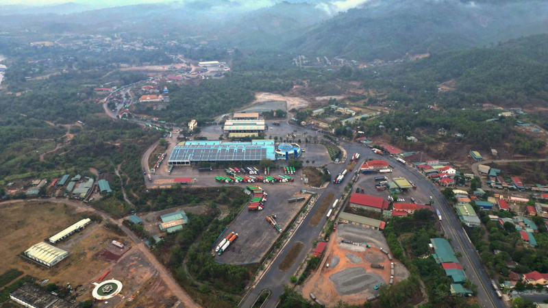 ច្រកទ្វារព្រំដែនឡាវបាវ (ក្វាងទ្រី) - ដែនសុវណ្ណ (ខេត្តសាវណ្ណៈ ឡាវ) ស្ថិតនៅលើផ្លូវ EWEC។ រូបថត៖ ង៉ុកថាញ់