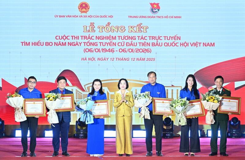 Phó Chủ tịch Quốc hội Nguyễn Thị Thanh trao bằng khen tặng các cá nhân, tập thể có thành tích xuất sắc trong cuộc thi. Ảnh: Quang Khánh