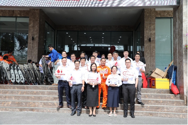 Cán bộ, người lao động Công ty CP Thủy điện A Vương tham gia hiến máu tình nguyện trong Tuần lễ hồng EVN lần thứ XI.