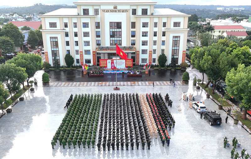 Toàn cảnh Công an tỉnh Đắk Lắk tổ chức buổi lễ ra quân trấn áp tội phạm dịp cuối năm. Ảnh: Quốc Dũng