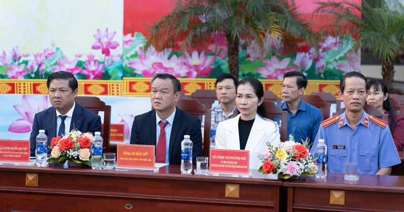 Bí thư Tỉnh ủy Đắk Lắk Lương Nguyễn Minh Triết (ngoài cùng bên trái) tham dự buổi lễ. Ảnh: Quốc Dũng