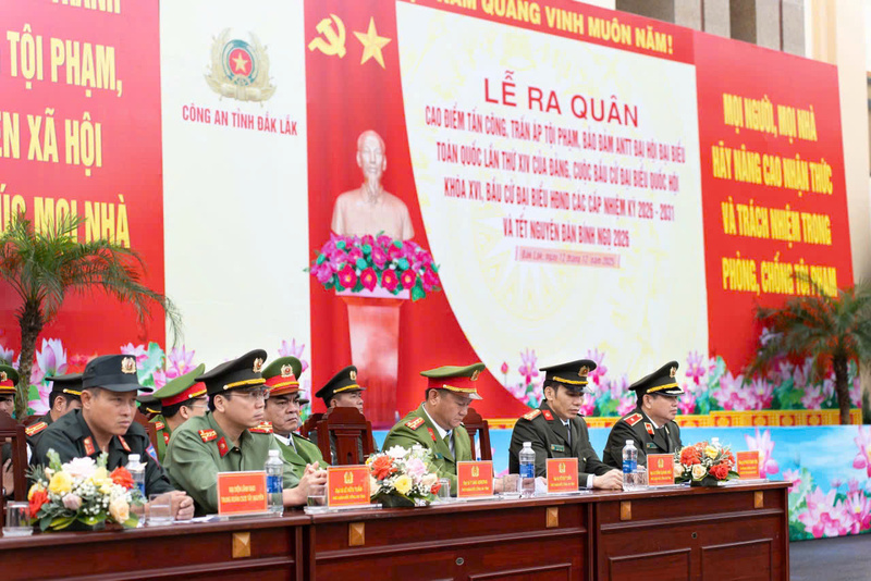 Lãnh đạo Công an tỉnh Đắk Lắk tại buổi lễ ra quân trấn áp tội phạm. Ảnh: Quốc Dũng