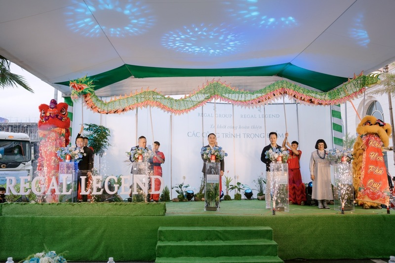 Các đại biểu nhấn nút khởi động dự án