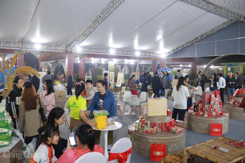 Hội chợ thu hút đông đảo người dân đến tham quan