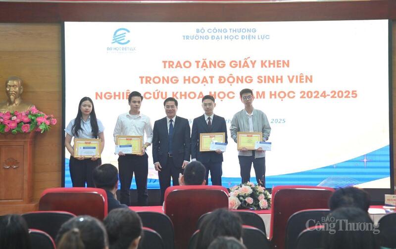 Tuyên dương các sinh viên tiêu biểu trong hoạt động nghiên cứu khoa học