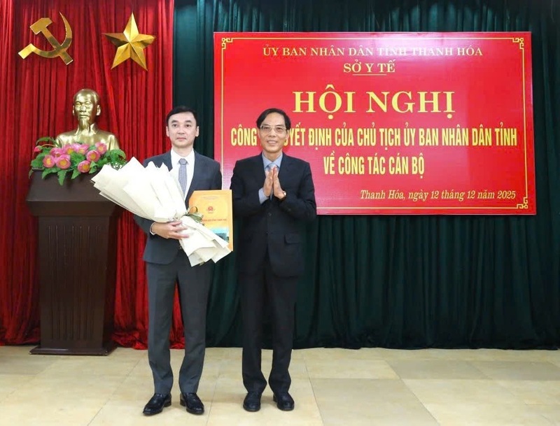 Ông Đầu Thanh Tùng, Phó Chủ tịch UBND tỉnh Thanh Hóa trao quyết định và tặng hoa chúc mừng tân phó Giám đốc Sở Y tế Thanh Hóa. Ảnh: Ngọc Hưng