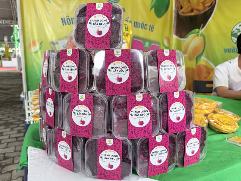 Sản phẩm thanh long đỏ sấy dẻo được đóng gói chỉn chu, trưng bày nổi bật tại gian hàng Hội chợ Triển lãm hàng công nghiệp nông thôn 2025. Ảnh: Minh Anh.