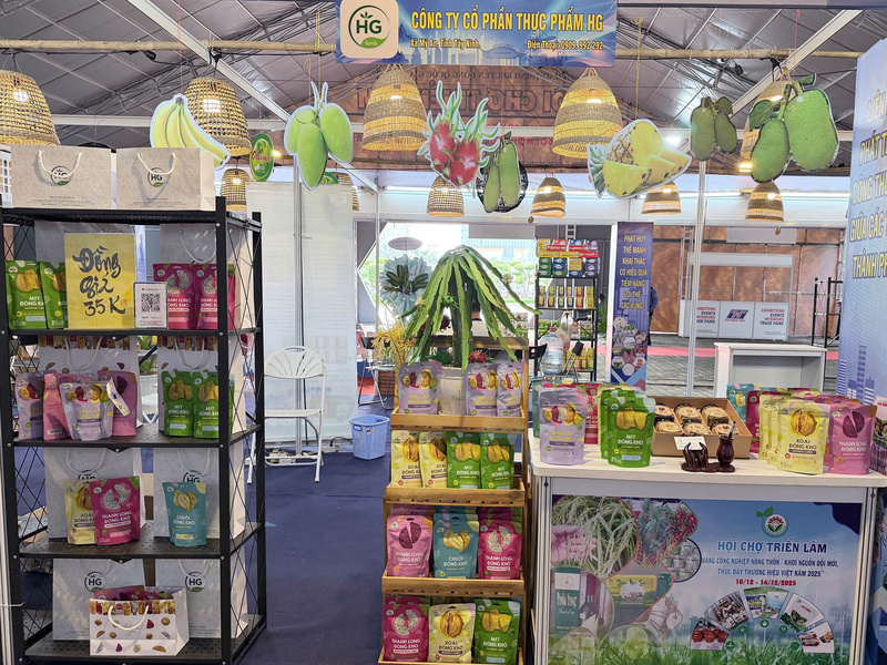 Các sản phẩm chủ lực như thanh long, mít, xoài sấy của HG Foods được sắp xếp bắt mắt, thu hút khách tham quan. Ảnh: Minh Anh