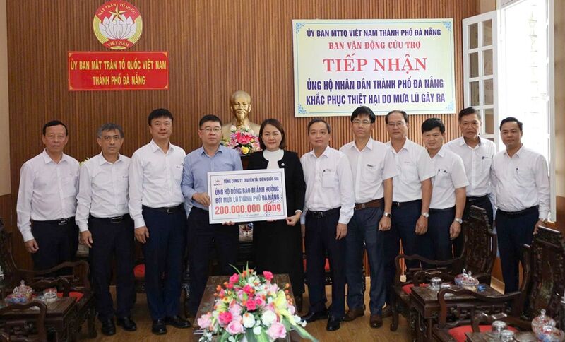 Tổng giám đốc EVNNPT Phạm Lê Phú và đoàn công tác trao số tiền ủng hộ TP. Đà Nẵng.