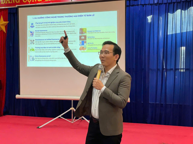 Ông Võ Văn Khanh, Trưởng đại diện Hiệp hội Thương mại điện tử Việt Nam khu vực miền Trung cung cấp cho các học viên những kiến thức cơ bản, cần thiết trong việc phát triển TMĐT cũng như ứng dụng AI trong thương mại số.