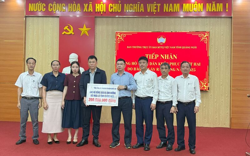 Tổng giám đốc EVNNPT Phạm Lê Phú và đoàn công tác trao số tiền ủng hộ tỉnh Quảng Ngãi.