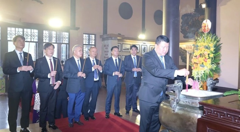 Trước đó, các đại biểu Hiệp hội Doanh nghiệp tỉnh Thanh Hóa dâng hương, dâng hoa tại Khu văn hóa tưởng niệm Chủ tịch Hồ Chí Minh tại phường Hạc Thành. Ảnh: Minh Hằng