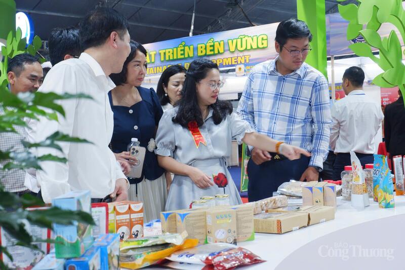 Bà Đỗ Thị Minh Trâm - Phó Cục trưởng Cục Đổi mới sáng tạo, Chuyển đổi xanh và Khuyến công (Bộ Công Thương) và các đại biểu đến tham quan các gian hàng tại hội chợ.