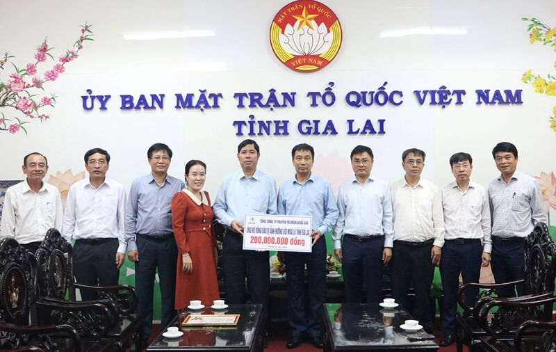 Chủ tịch HĐTV EVNNPT Nguyễn Tuấn Tùng và đoàn công tác trao số tiền ủng hộ tỉnh Gia Lai.